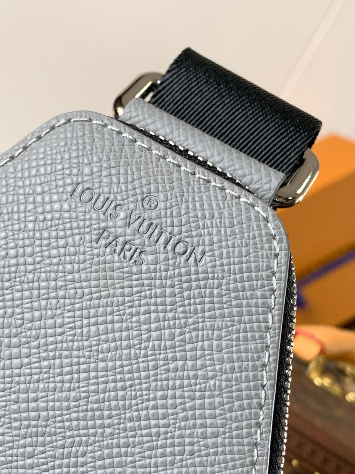 LV AVENUE SLINGBAG 31 IN GREY TAIGA LEATHER