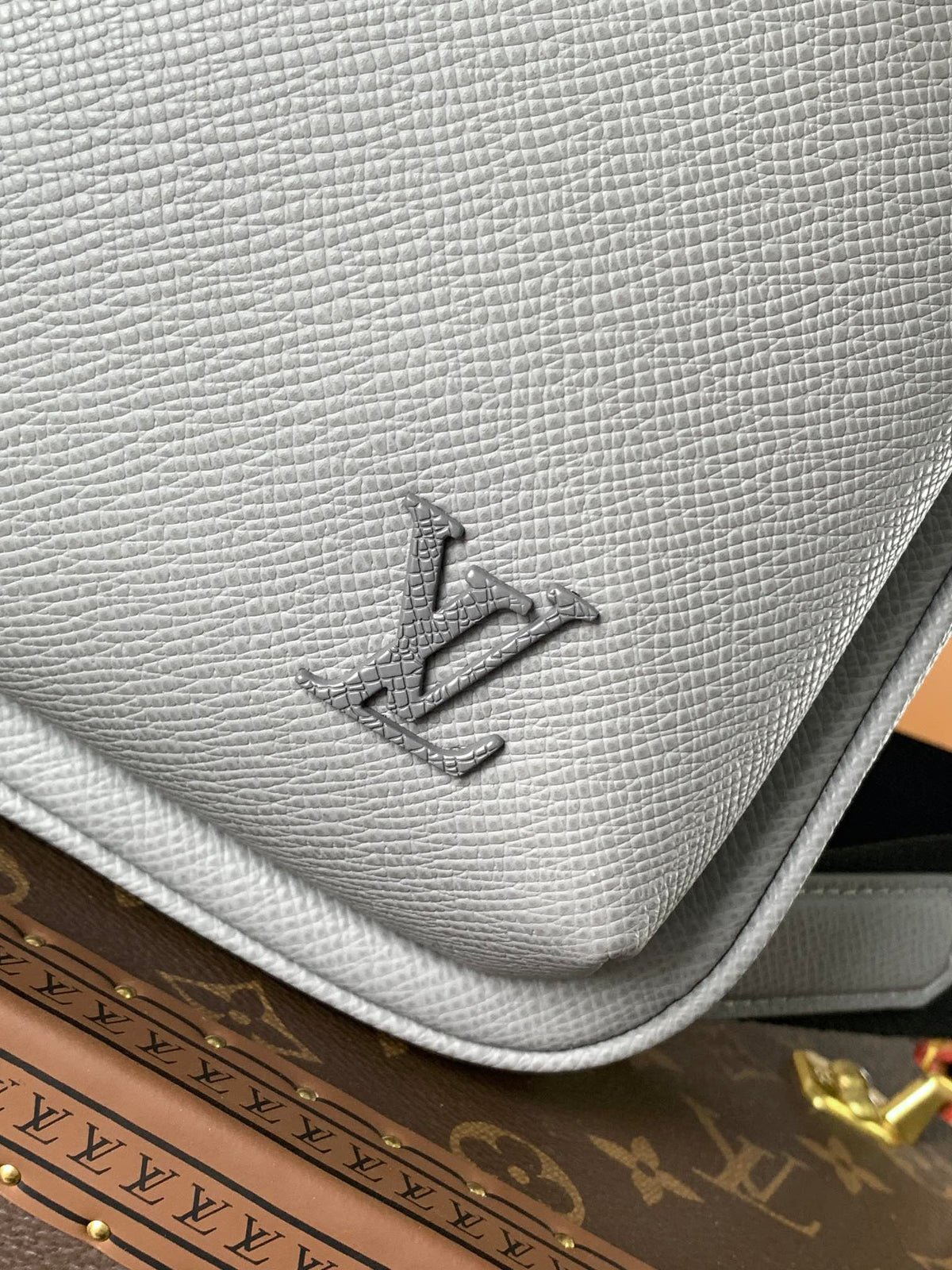 LV AVENUE SLINGBAG 31 IN GREY TAIGA LEATHER