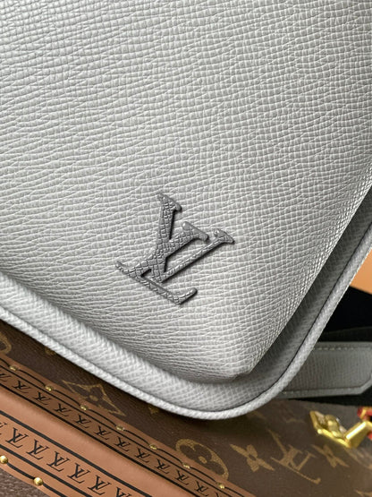 LV AVENUE SLINGBAG 31 IN GREY TAIGA LEATHER
