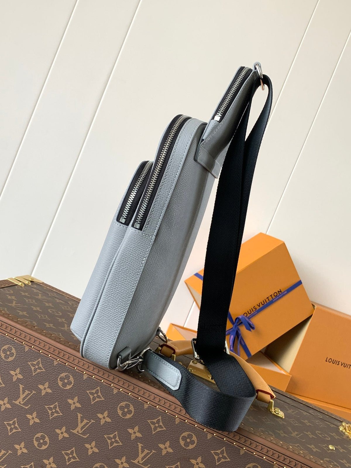 LV AVENUE SLINGBAG 31 IN GREY TAIGA LEATHER