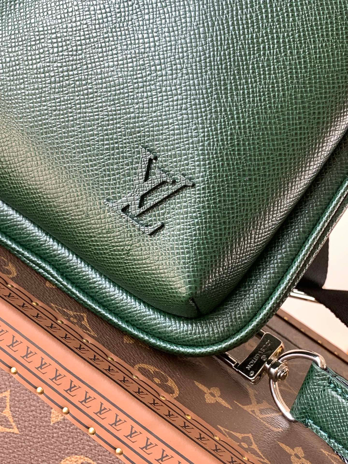 LV AVENUE SLINGBAG 31 IN DARK GREEN TAIGA LEATHER