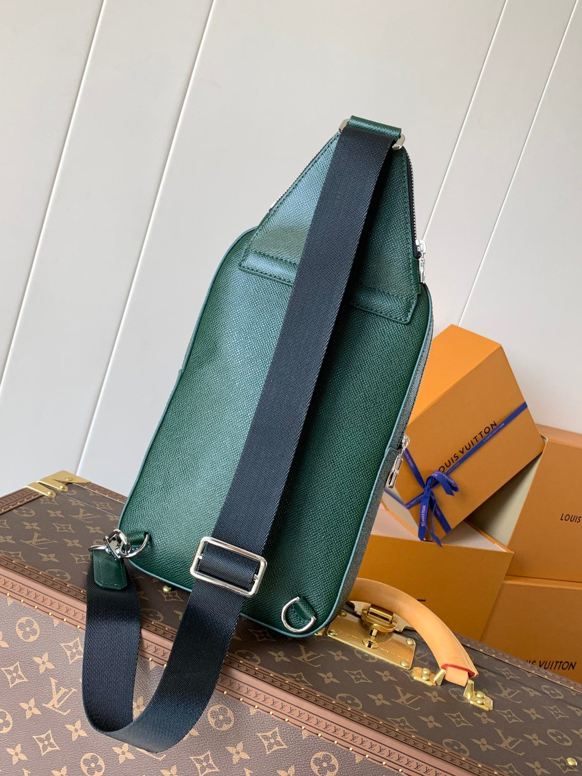LV AVENUE SLINGBAG 31 IN DARK GREEN TAIGA LEATHER