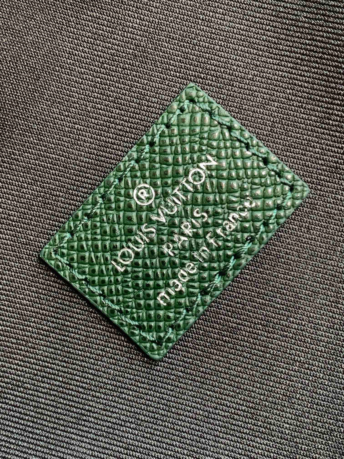 LV AVENUE SLINGBAG 31 IN DARK GREEN TAIGA LEATHER