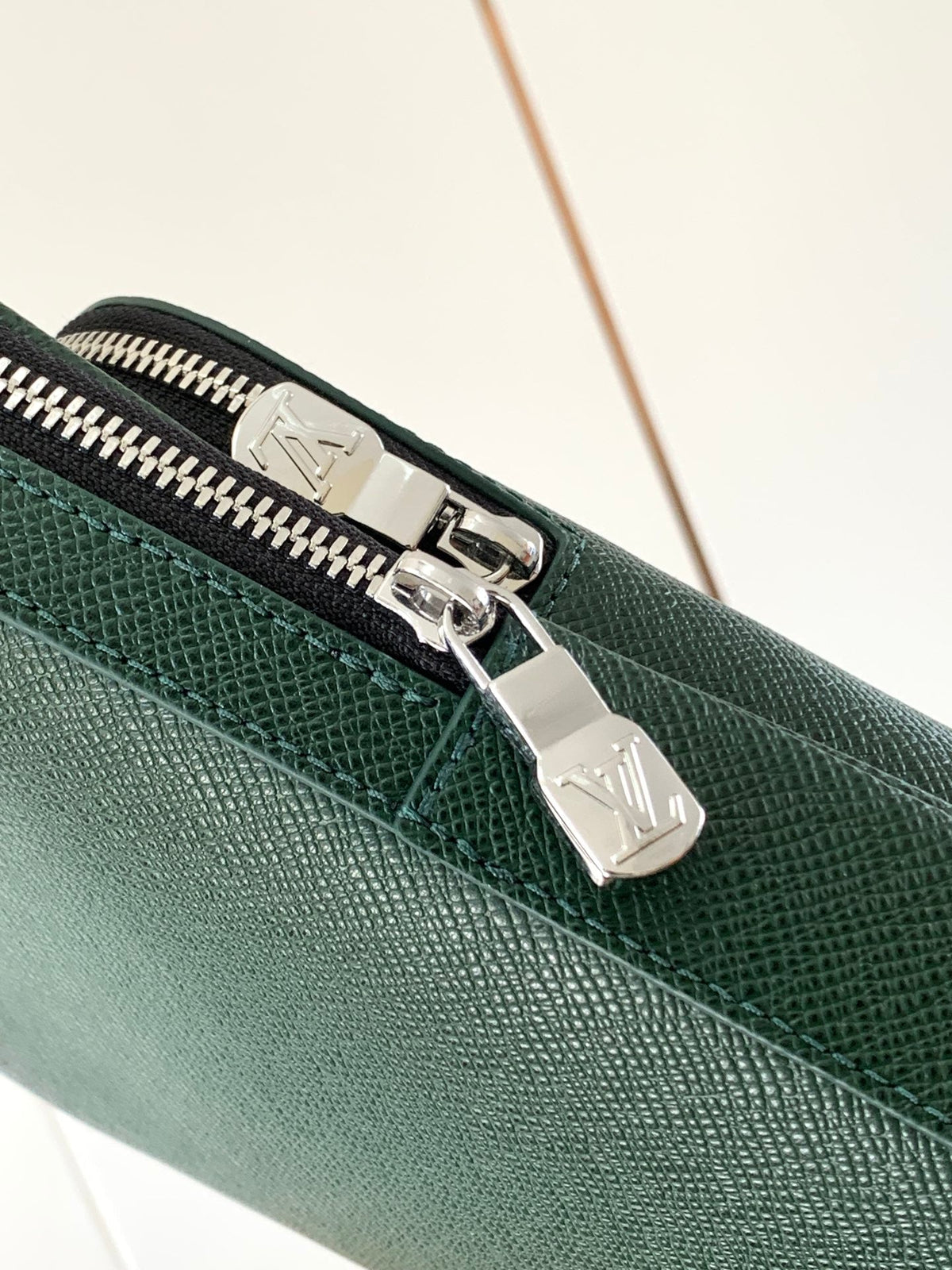LV AVENUE SLINGBAG 31 IN DARK GREEN TAIGA LEATHER