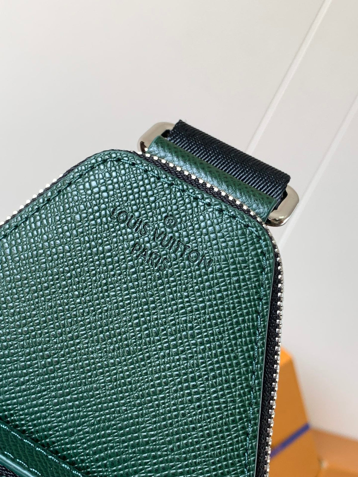 LV AVENUE SLINGBAG 31 IN DARK GREEN TAIGA LEATHER