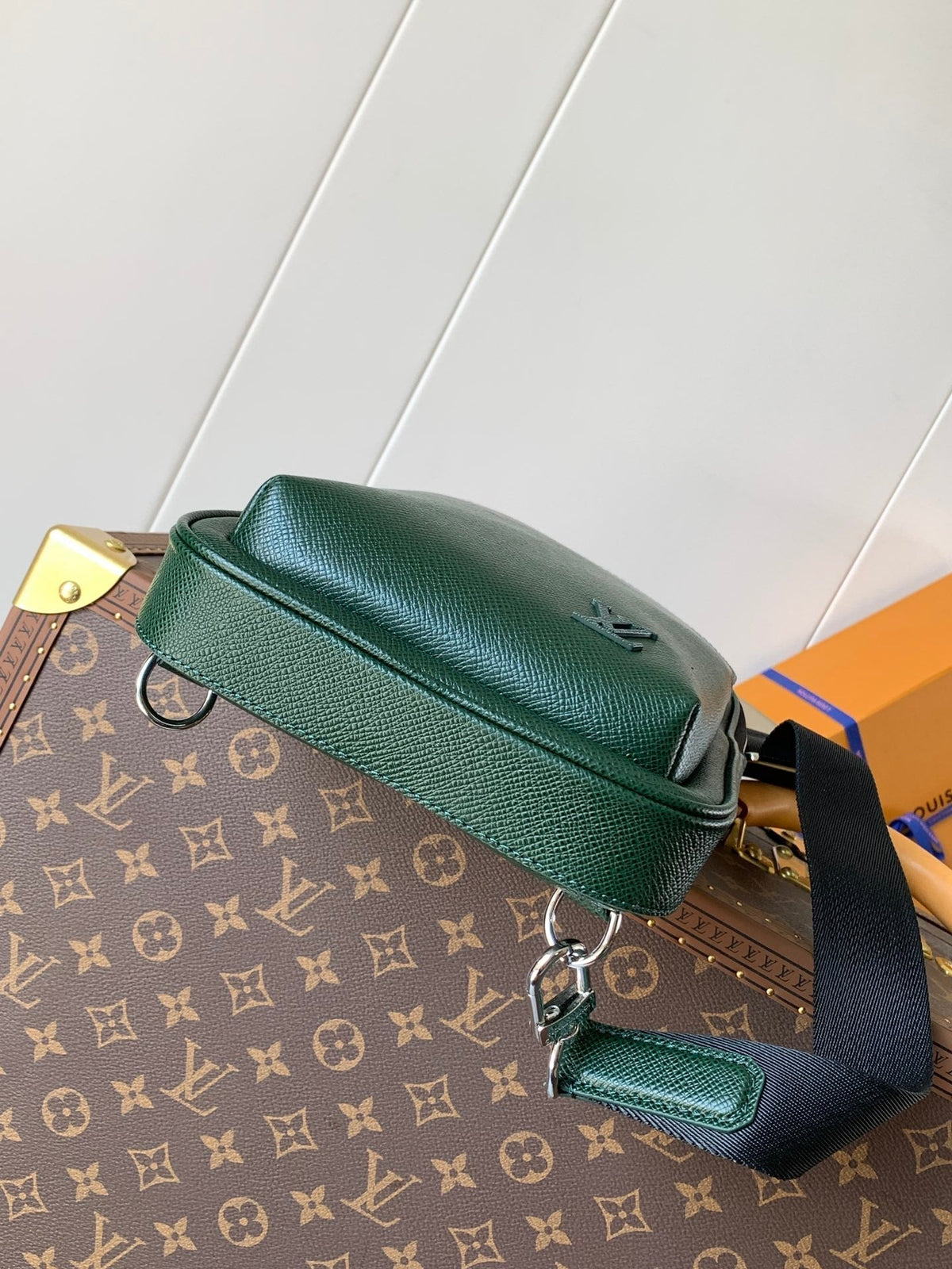 LV AVENUE SLINGBAG 31 IN DARK GREEN TAIGA LEATHER