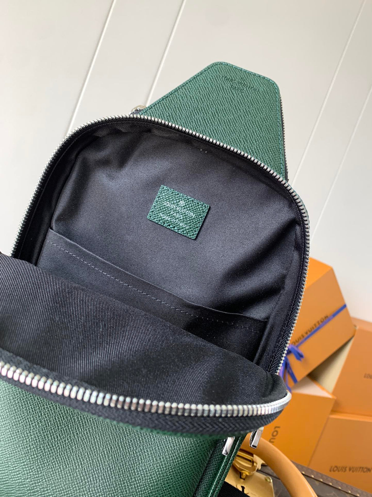 LV AVENUE SLINGBAG 31 IN DARK GREEN TAIGA LEATHER