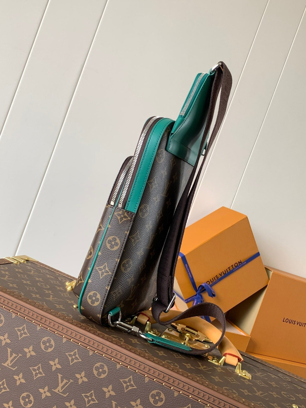 LV AVENUE SLINGBAG 31 IN BROWN MIX GREEN DAMIER GRAPHITE CANVAS