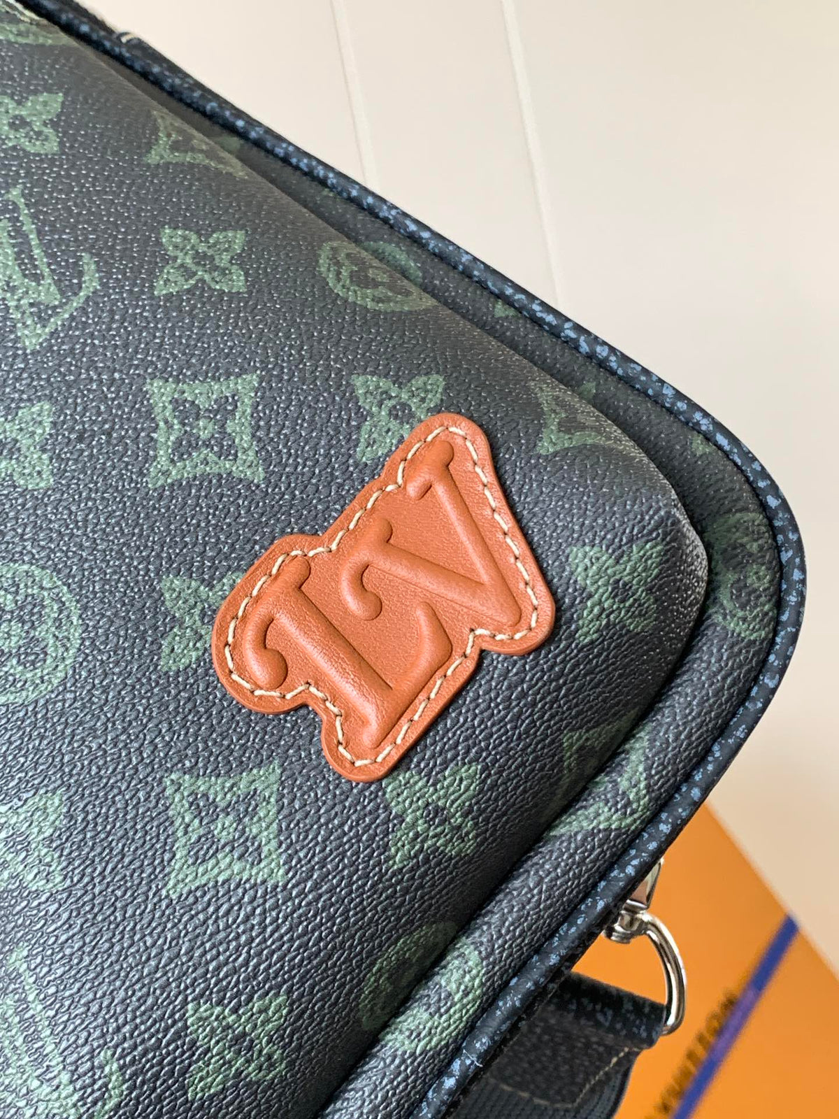 LV AVENUE SLINGBAG 31 IN BLACK MONOGRAM CANVAS WITH BROWN LOGO