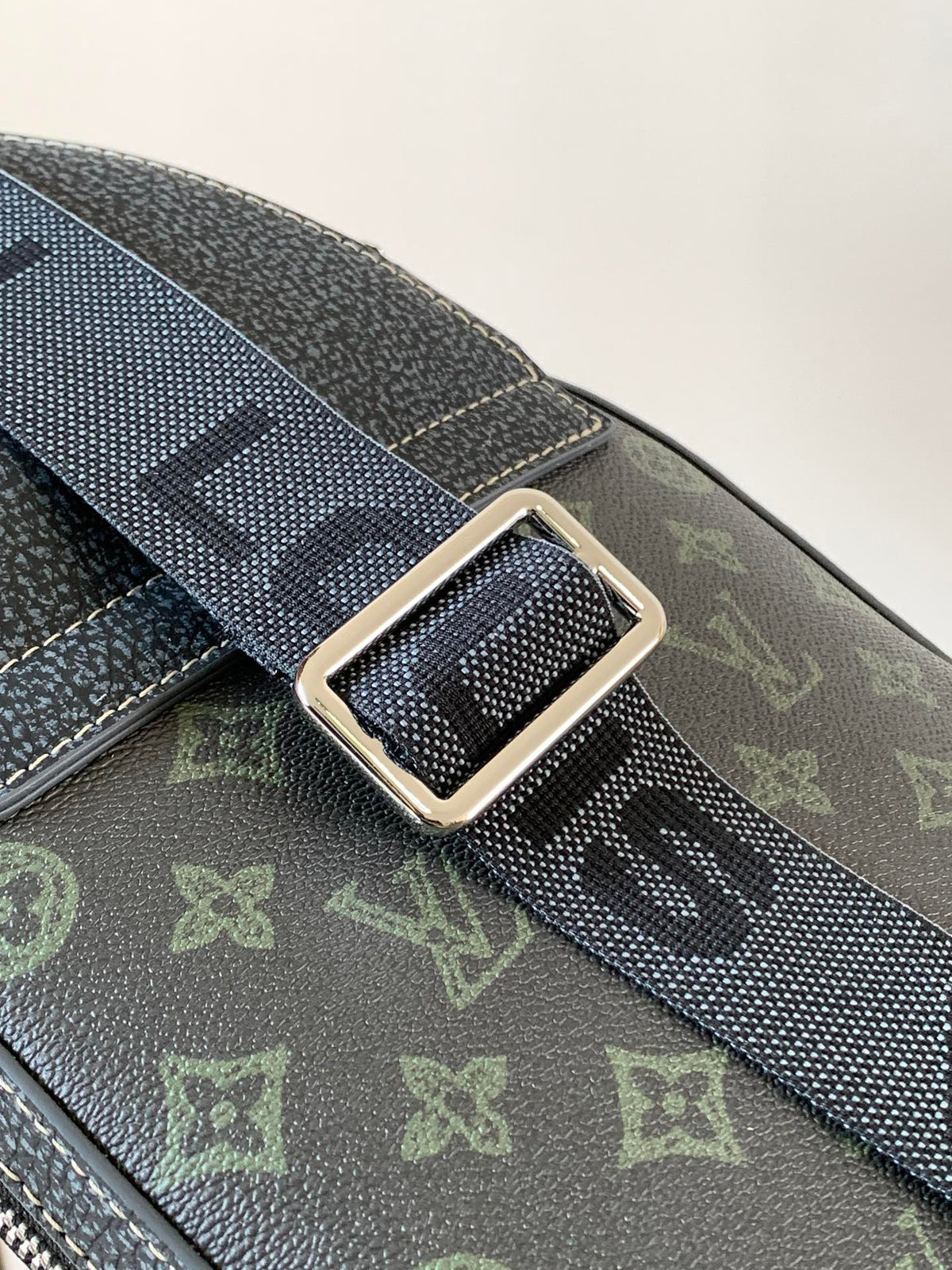 LV AVENUE SLINGBAG 31 IN BLACK MONOGRAM CANVAS WITH BROWN LOGO