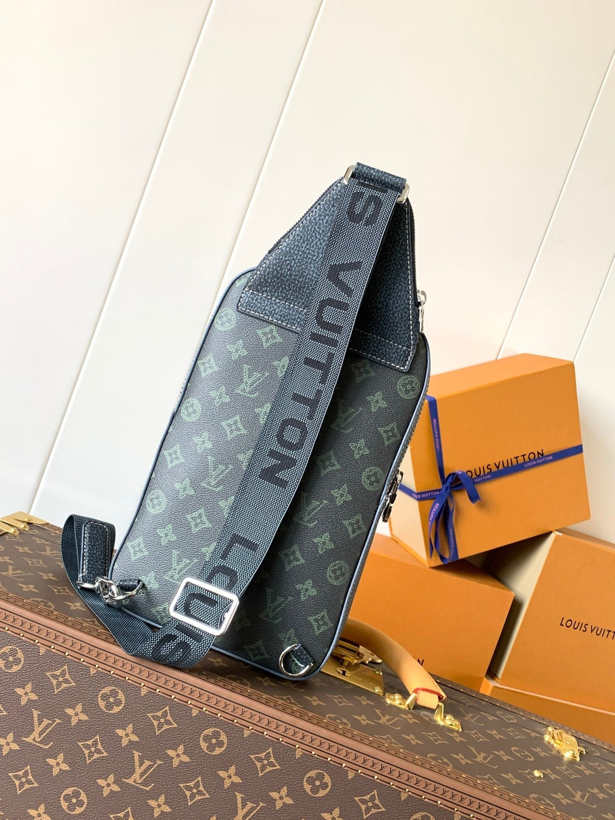 LV AVENUE SLINGBAG 31 IN BLACK MONOGRAM CANVAS WITH BROWN LOGO