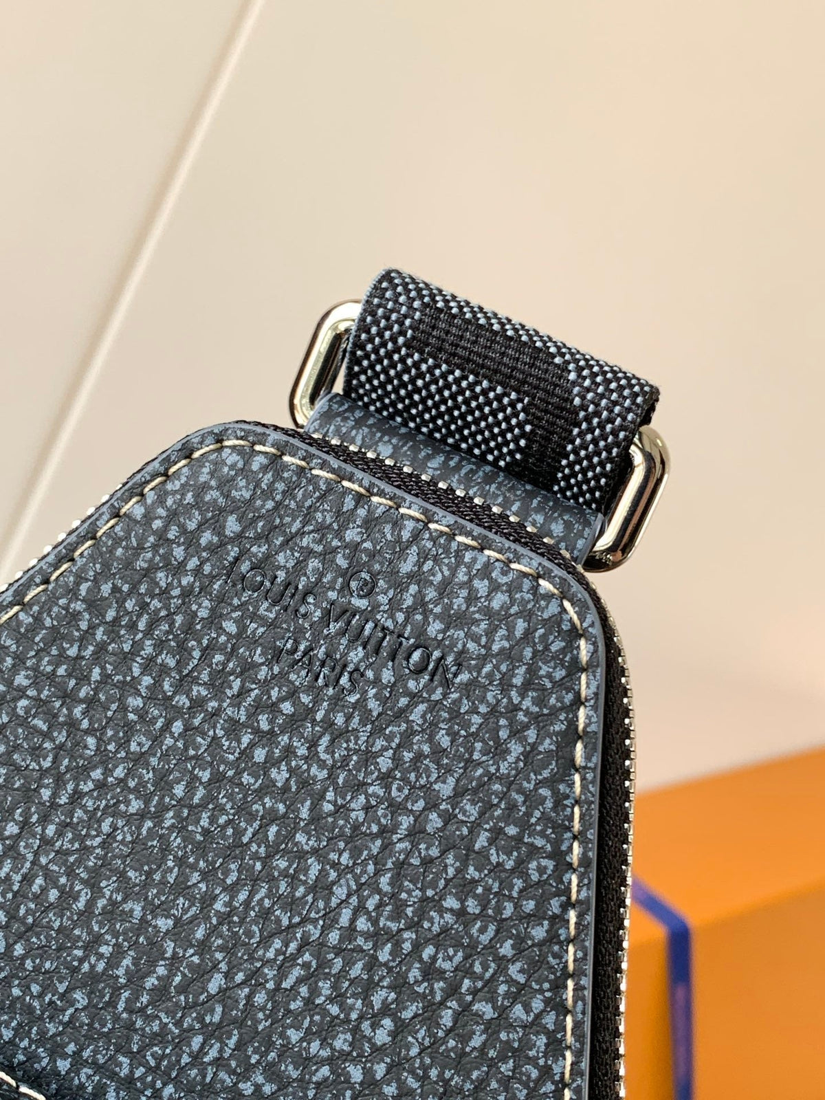 LV AVENUE SLINGBAG 31 IN BLACK MONOGRAM CANVAS WITH BROWN LOGO