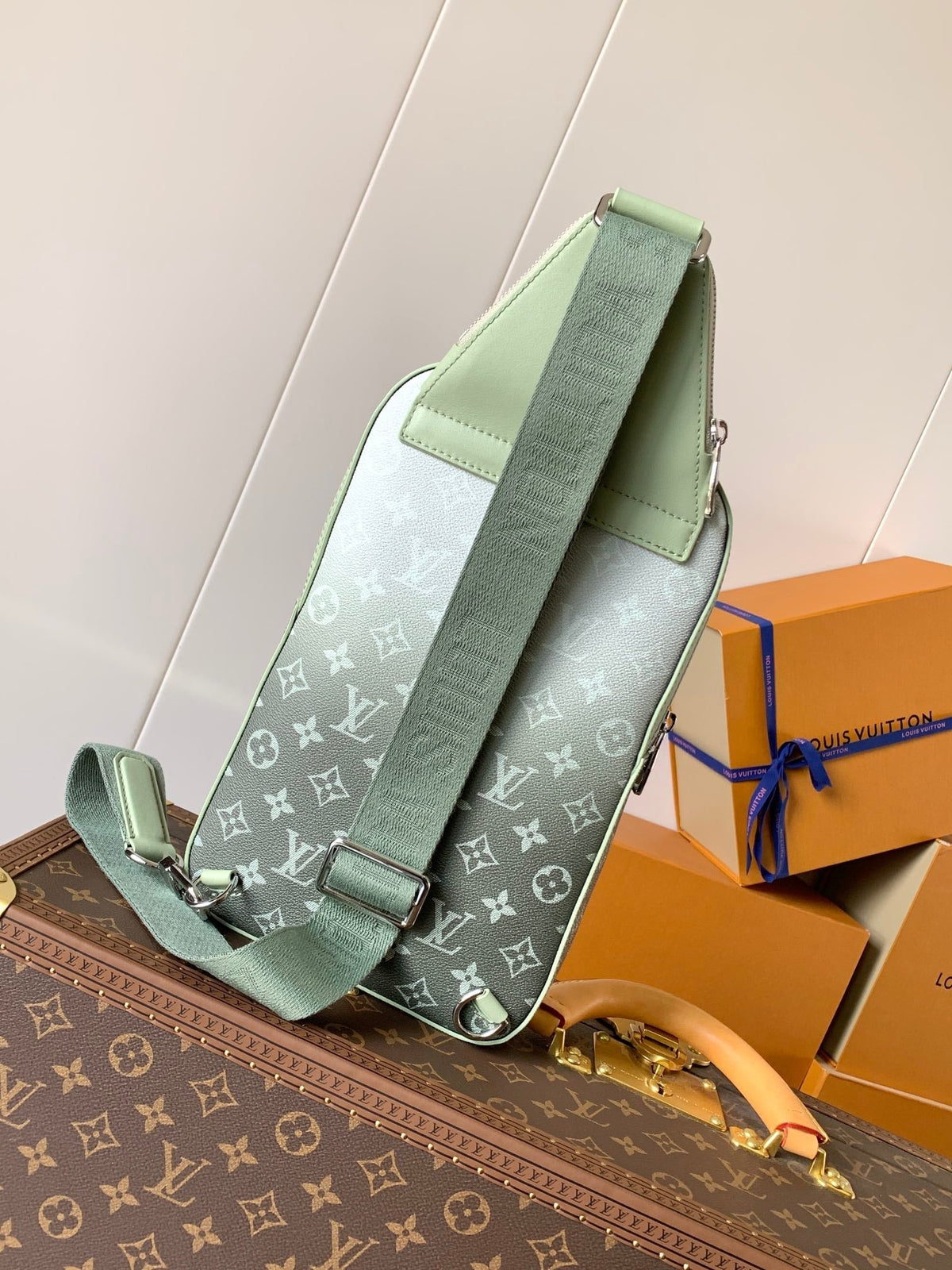 LV AVENUE SLINGBAG 31 IN WHITE AND BLACK OMBRE MONOGRAM CANVAS