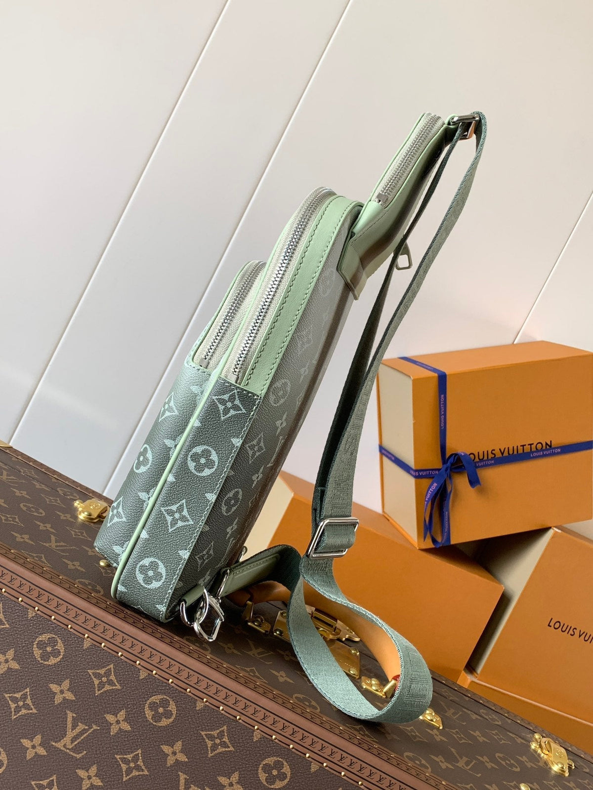 LV AVENUE SLINGBAG 31 IN WHITE AND BLACK OMBRE MONOGRAM CANVAS