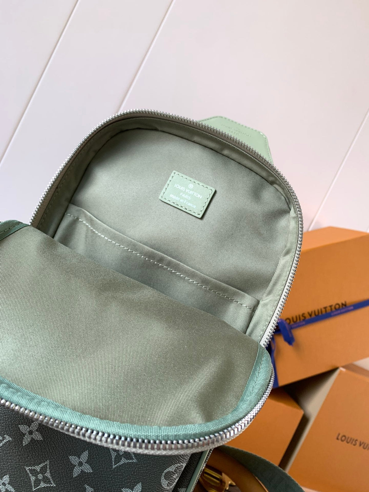LV AVENUE SLINGBAG 31 IN WHITE AND BLACK OMBRE MONOGRAM CANVAS