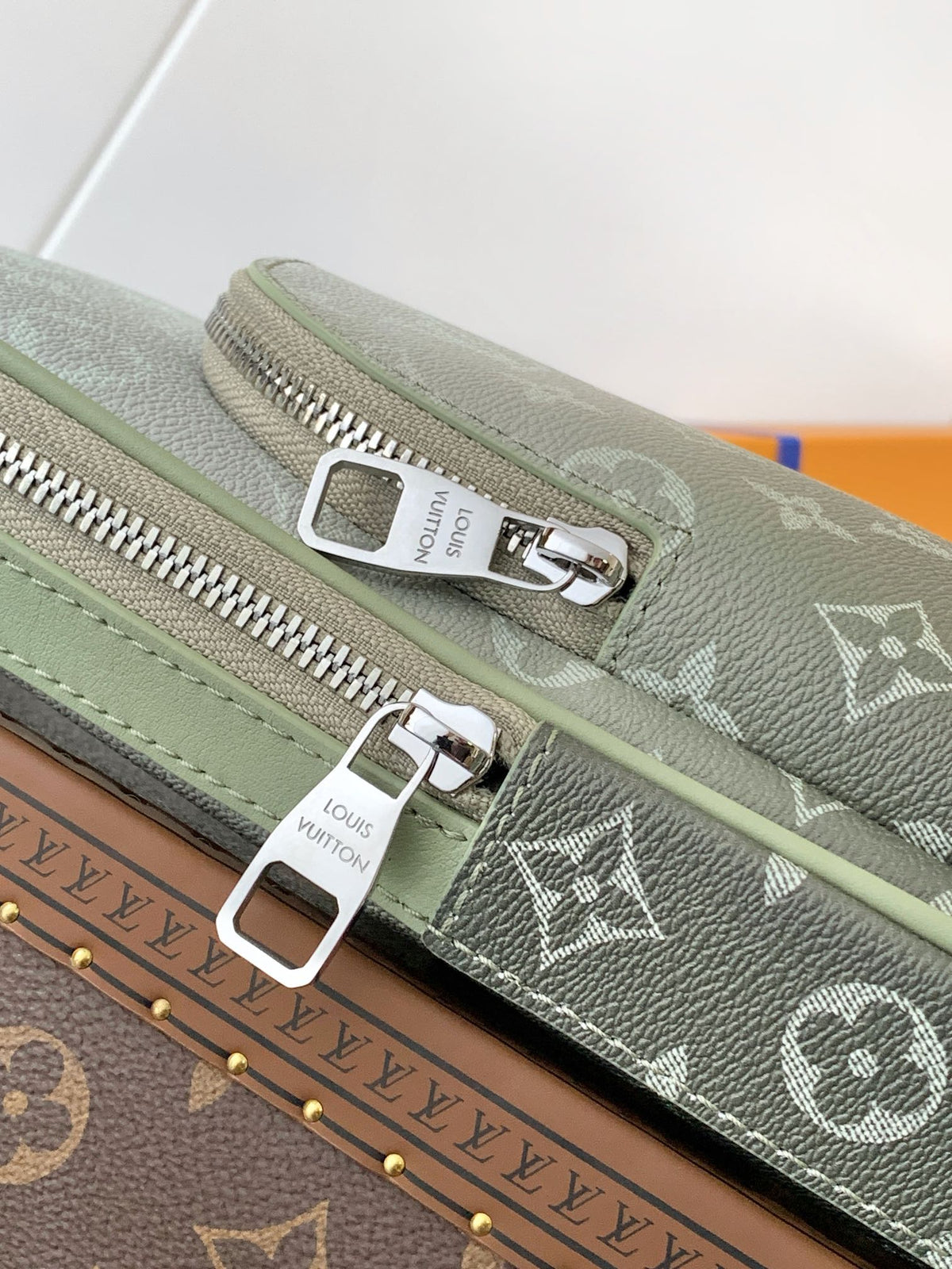 LV AVENUE SLINGBAG 31 IN WHITE AND BLACK OMBRE MONOGRAM CANVAS