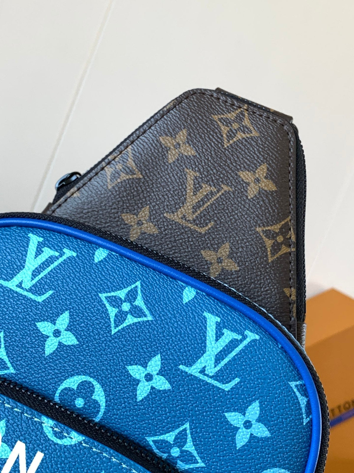 LV AVENUE SLINGBAG 31 IN BLUE AND BROWN TAIGA LEATHER