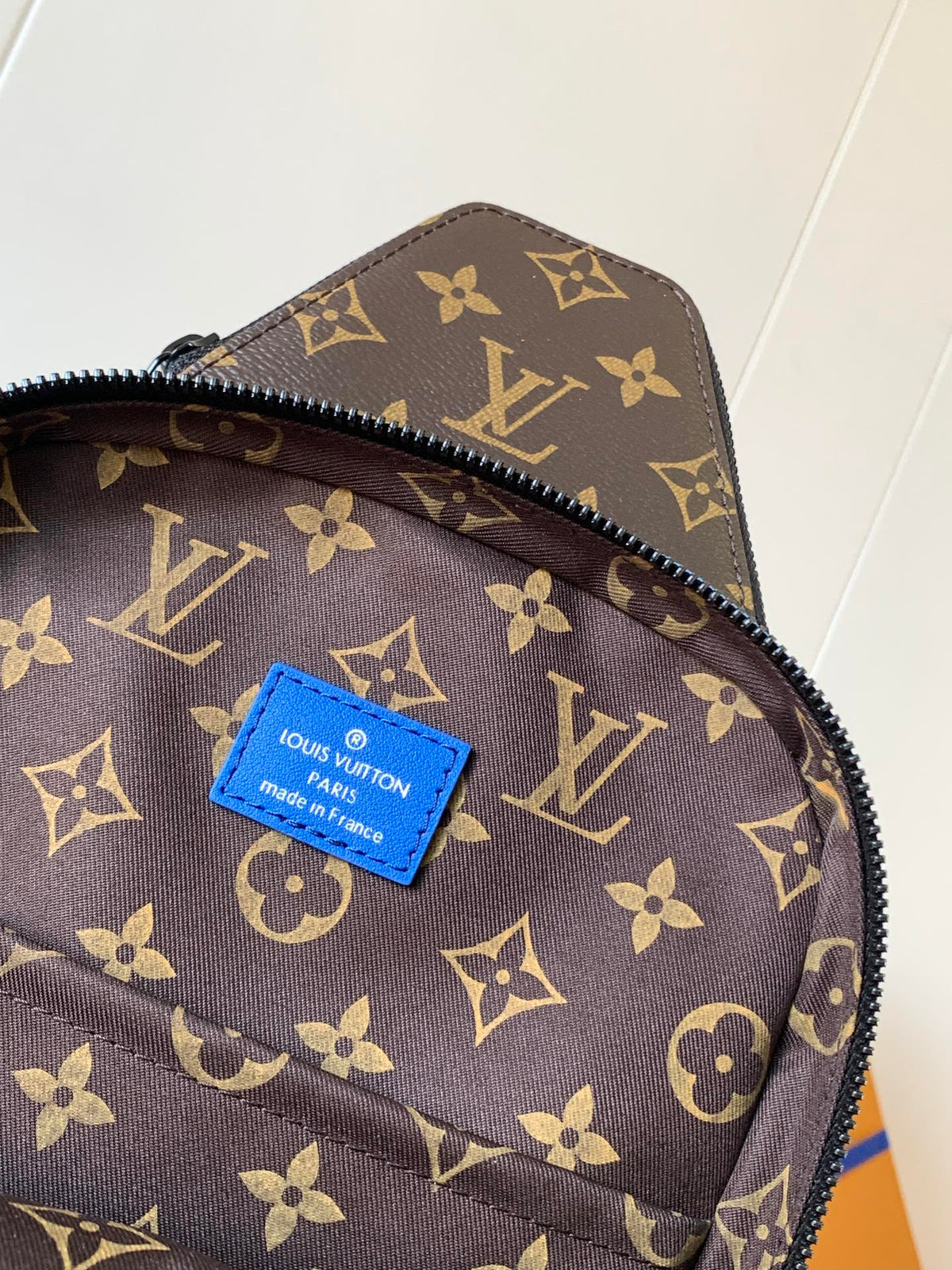 LV AVENUE SLINGBAG 31 IN BLUE AND BROWN TAIGA LEATHER