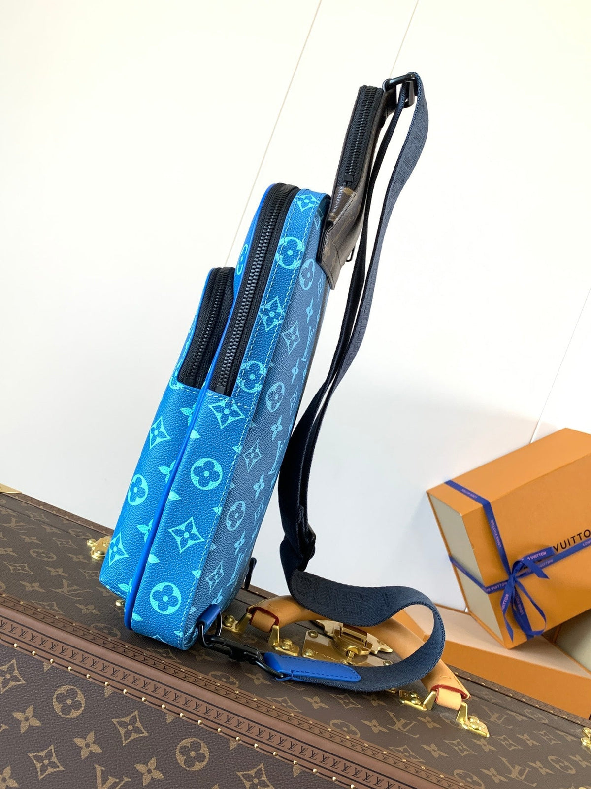 LV AVENUE SLINGBAG 31 IN BLUE AND BROWN TAIGA LEATHER