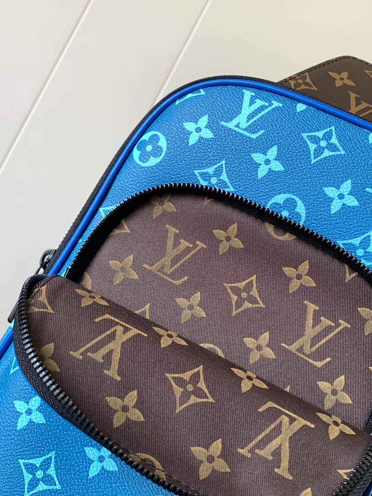LV AVENUE SLINGBAG 31 IN BLUE AND BROWN TAIGA LEATHER
