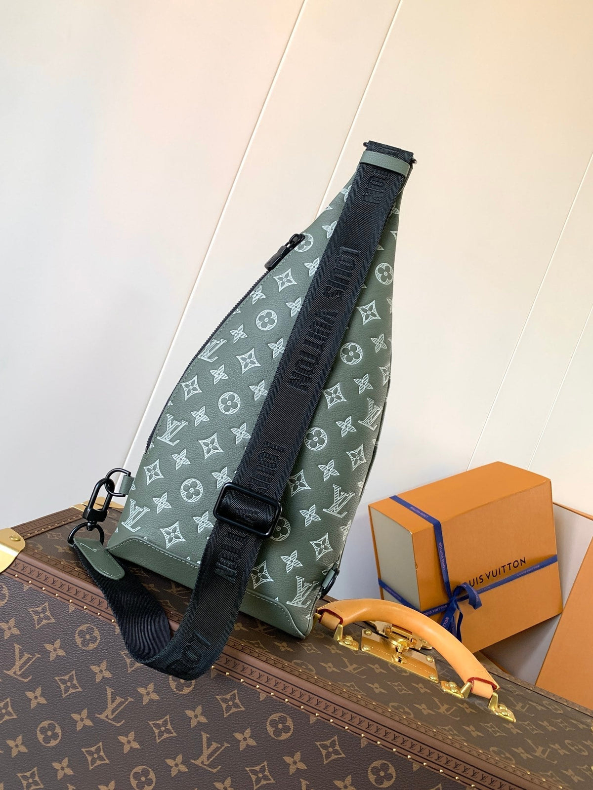 LV DUO CROSSBAG BAG 42 IN GREEN AND WHITE MONOGRAM SHADOW COWHIDE