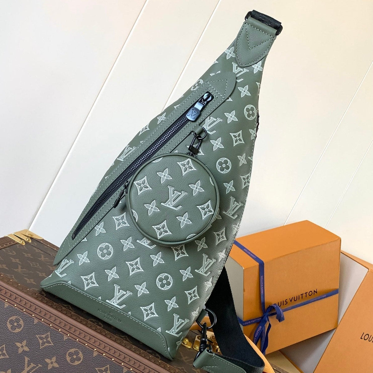 LV DUO CROSSBAG BAG 42 IN GREEN AND WHITE MONOGRAM SHADOW COWHIDE
