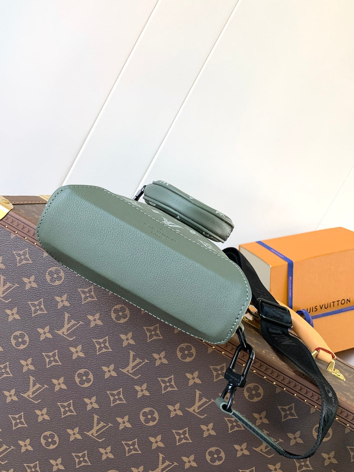 LV DUO CROSSBAG BAG 42 IN GREEN AND WHITE MONOGRAM SHADOW COWHIDE