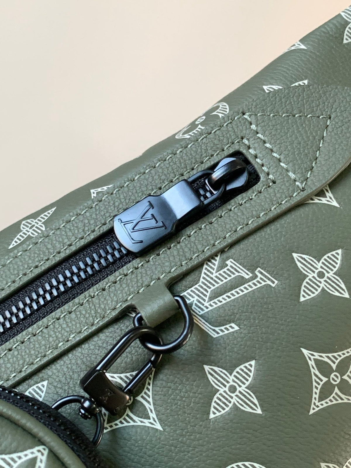 LV DUO CROSSBAG BAG 42 IN GREEN AND WHITE MONOGRAM SHADOW COWHIDE
