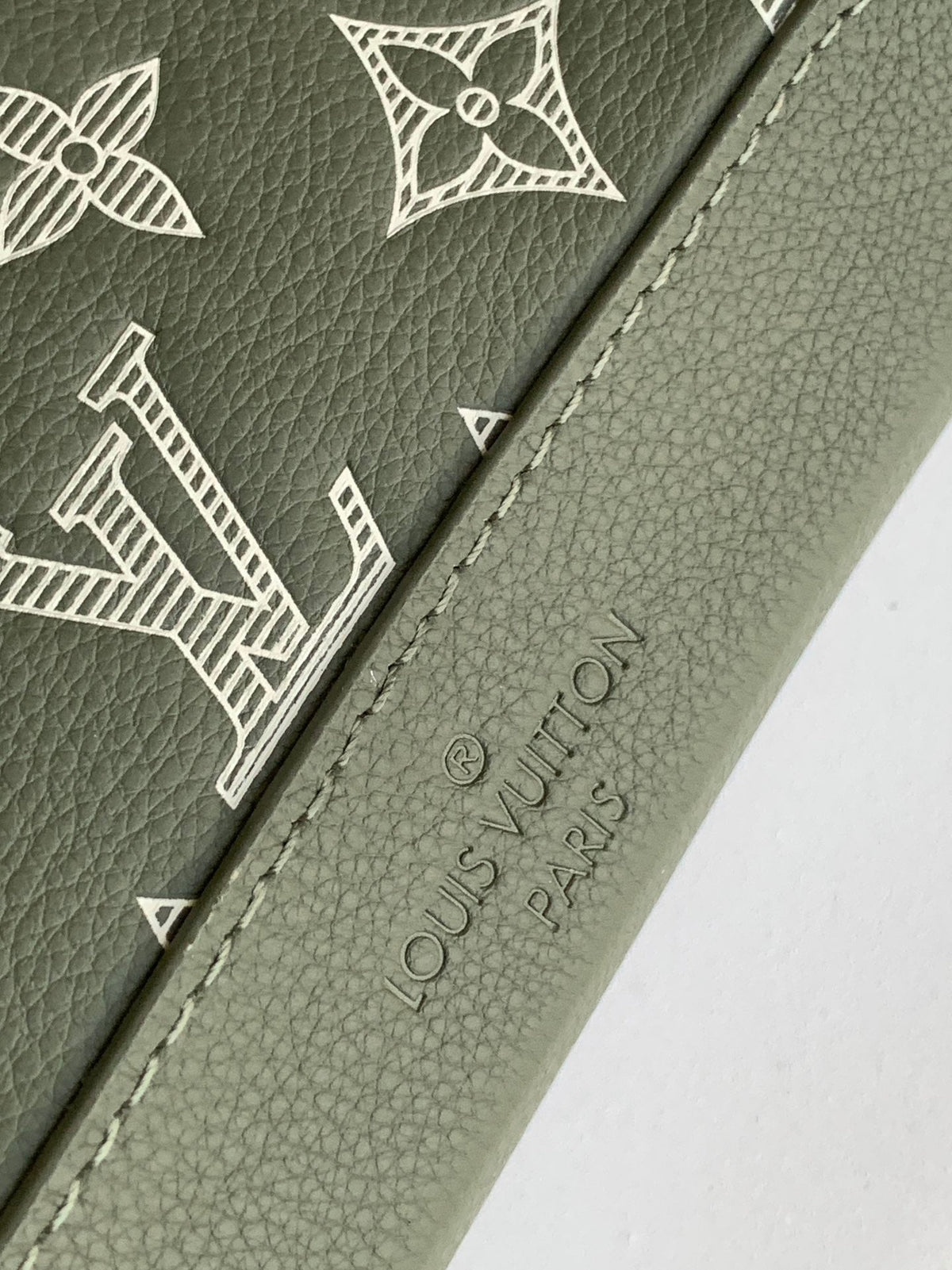 LV DUO CROSSBAG BAG 42 IN GREEN AND WHITE MONOGRAM SHADOW COWHIDE