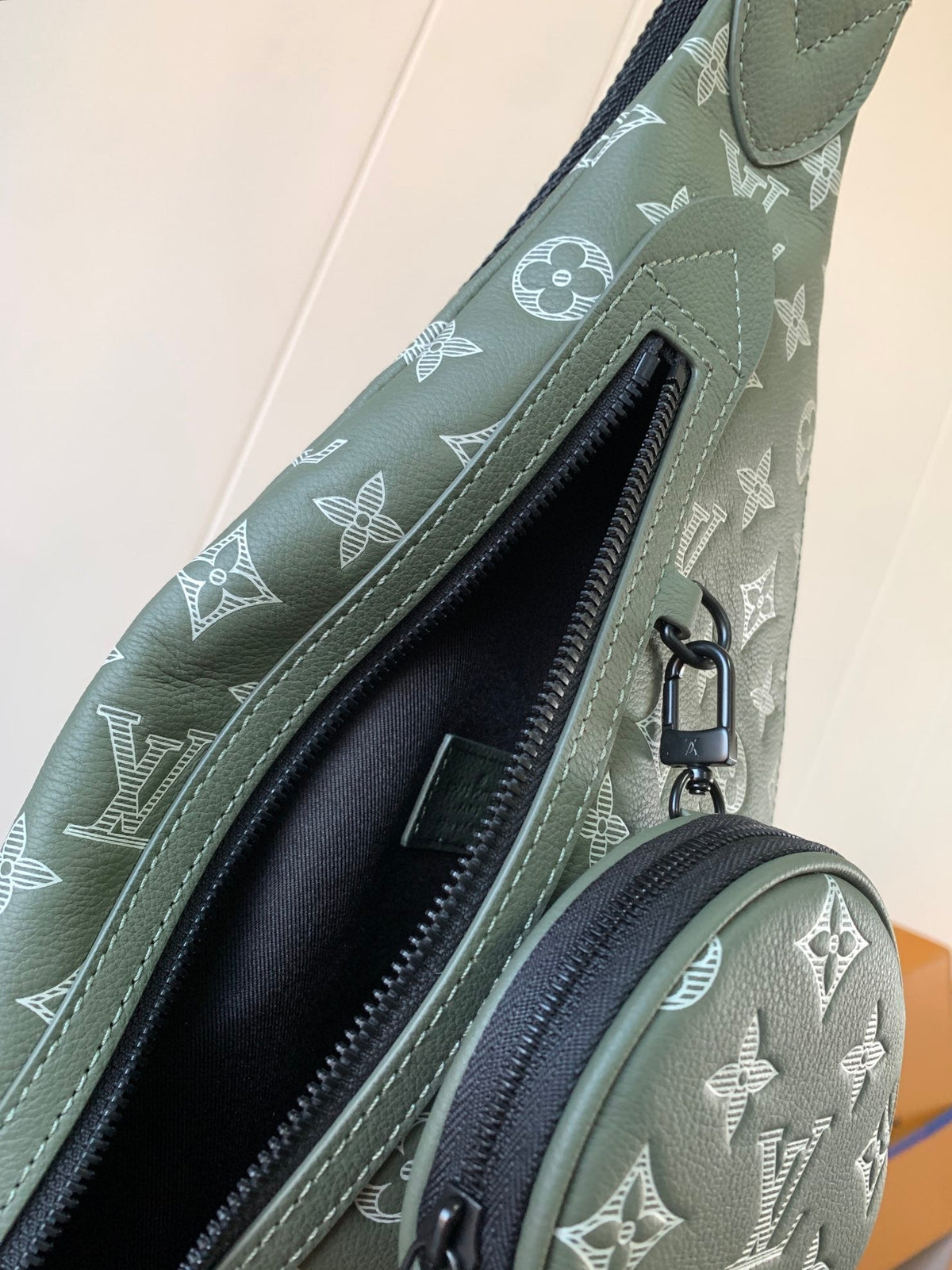 LV DUO CROSSBAG BAG 42 IN GREEN AND WHITE MONOGRAM SHADOW COWHIDE