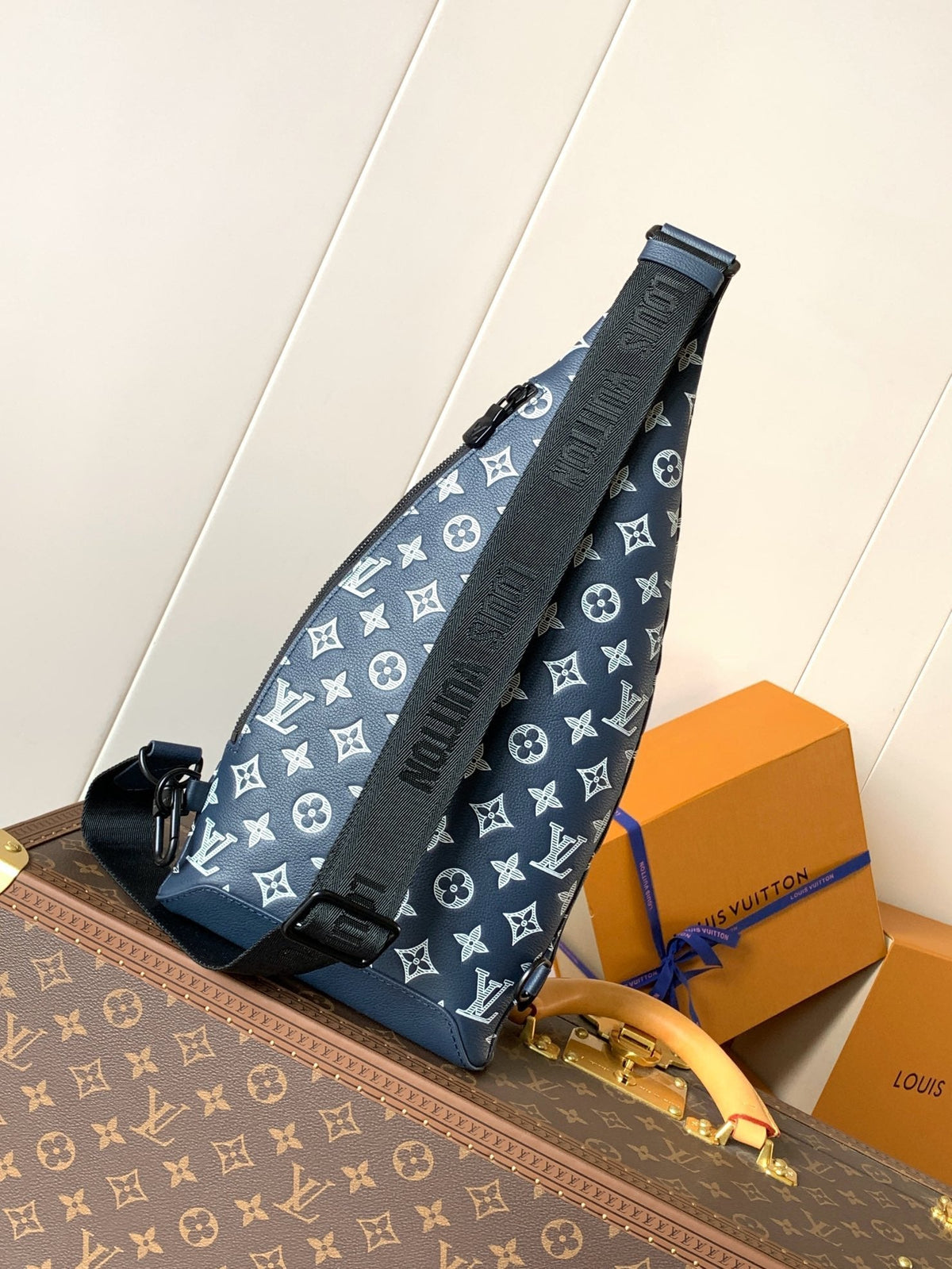 LV DUO CROSSBAG BAG 42 IN BLUE AND WHITE MONOGRAM SHADOW COWHIDE