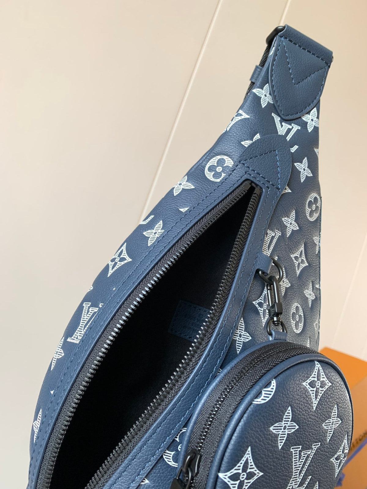 LV DUO CROSSBAG BAG 42 IN BLUE AND WHITE MONOGRAM SHADOW COWHIDE