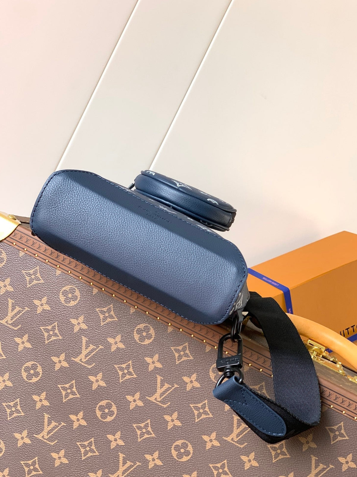 LV DUO CROSSBAG BAG 42 IN BLUE AND WHITE MONOGRAM SHADOW COWHIDE