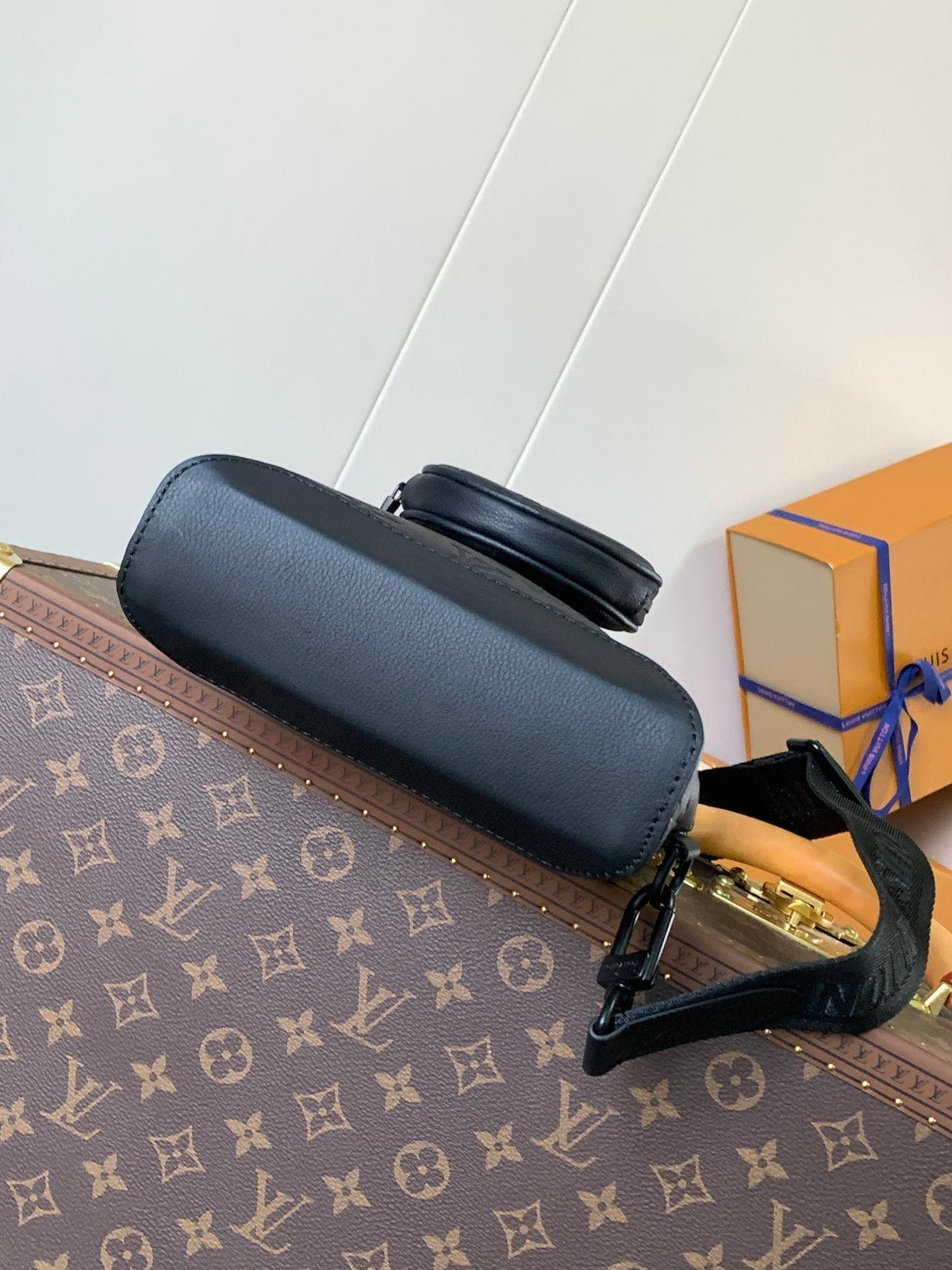 LV DUO CROSSBAG BAG 42 IN BLACK EMBOSSED CALFSKIN