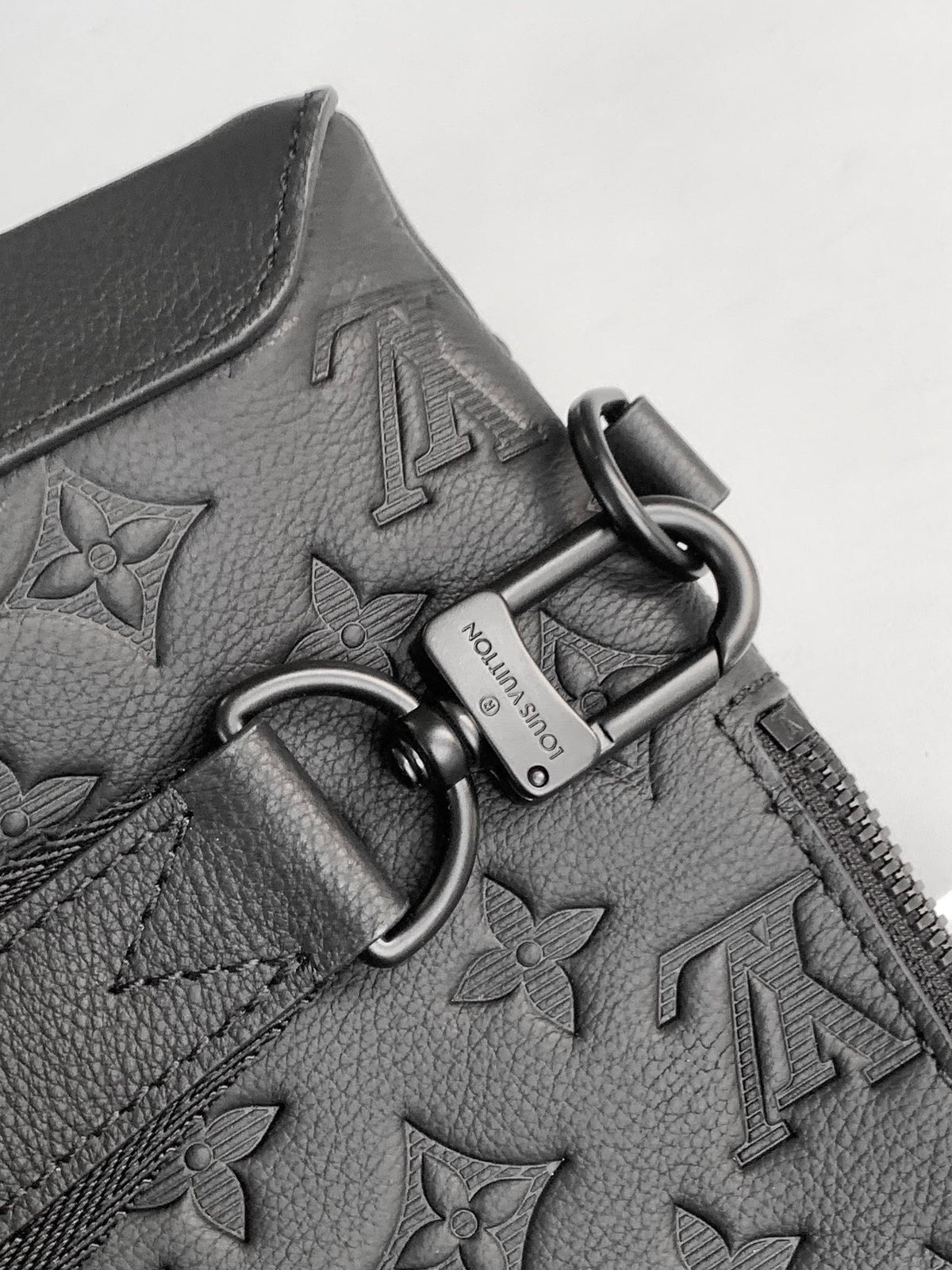 LV DUO CROSSBAG BAG 42 IN BLACK EMBOSSED CALFSKIN