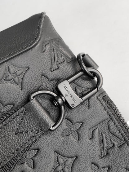 LV DUO CROSSBAG BAG 42 IN BLACK EMBOSSED CALFSKIN