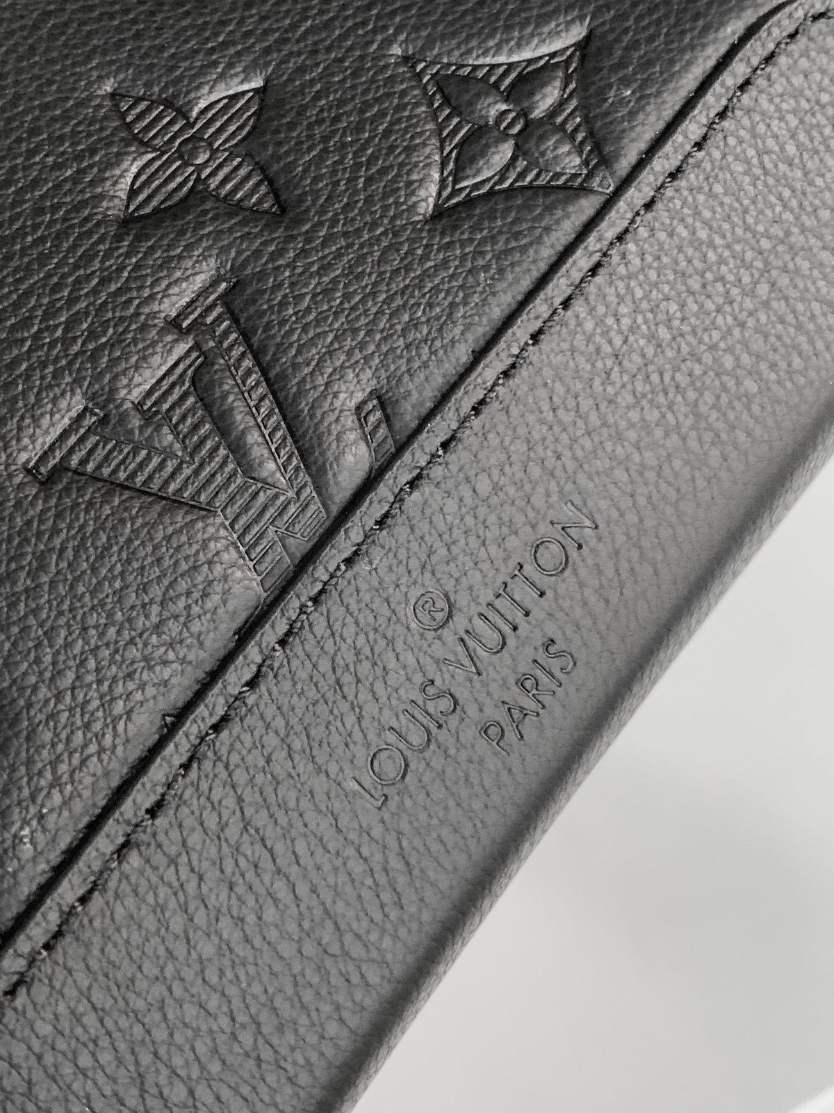 LV DUO CROSSBAG BAG 42 IN BLACK EMBOSSED CALFSKIN