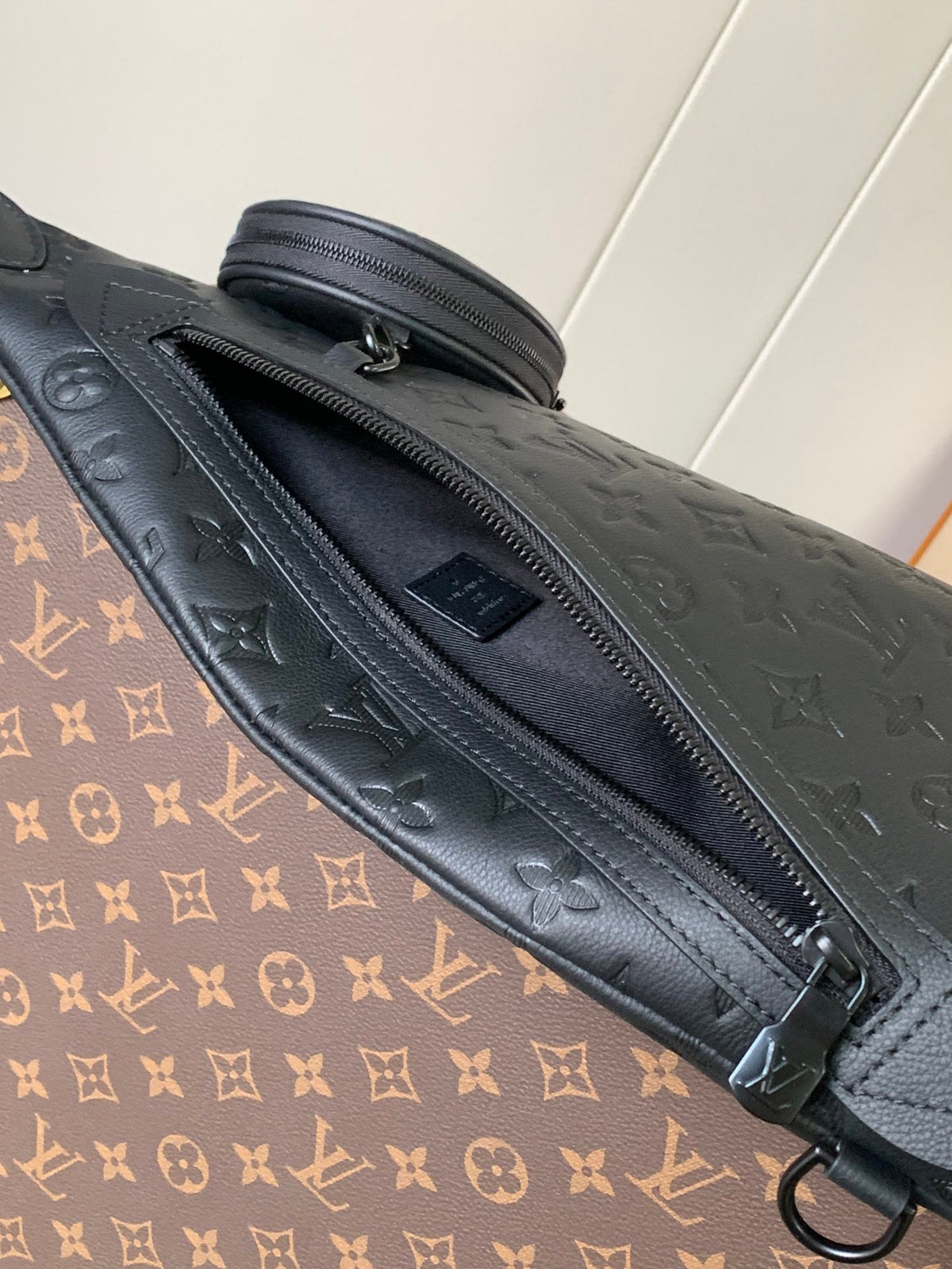 LV DUO CROSSBAG BAG 42 IN BLACK EMBOSSED CALFSKIN