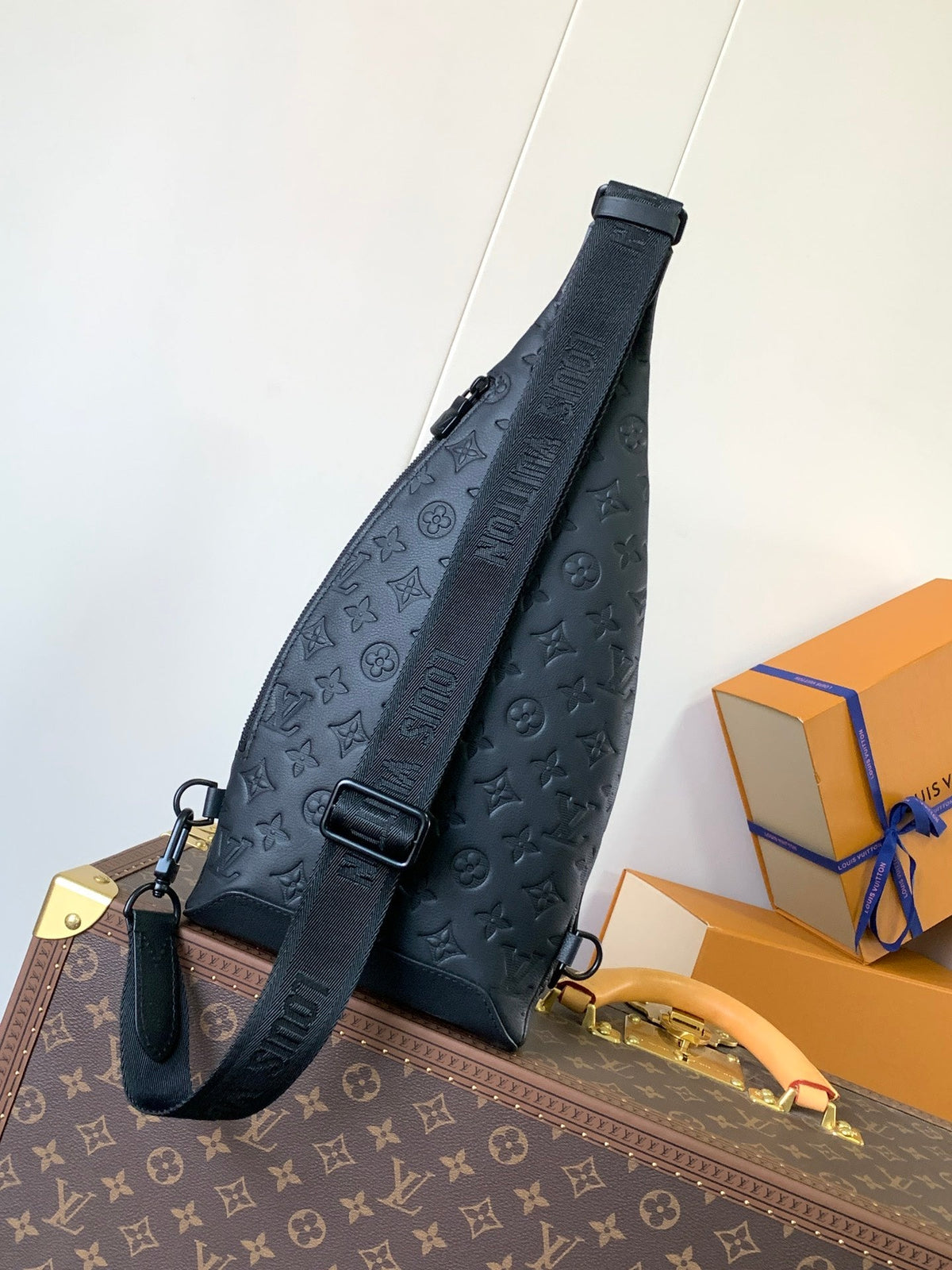 LV DUO CROSSBAG BAG 42 IN BLACK EMBOSSED CALFSKIN