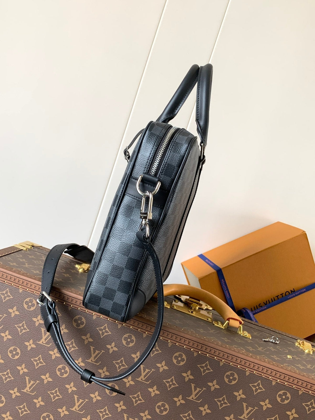 LV DUO CROSSBAG BAG 42 IN BLACK EMBOSSED CALFSKIN