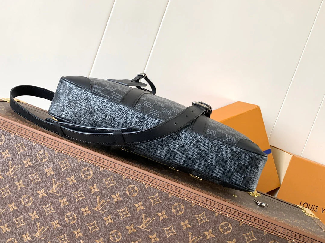 LV DUO CROSSBAG BAG 42 IN BLACK EMBOSSED CALFSKIN