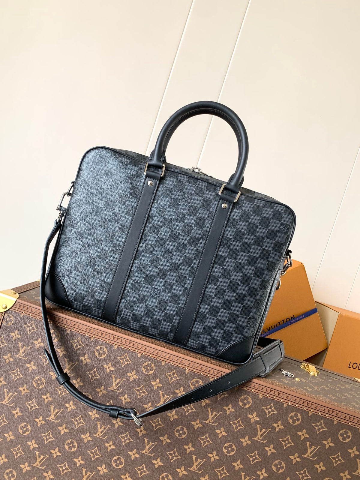 LV DUO CROSSBAG BAG 42 IN BLACK EMBOSSED CALFSKIN