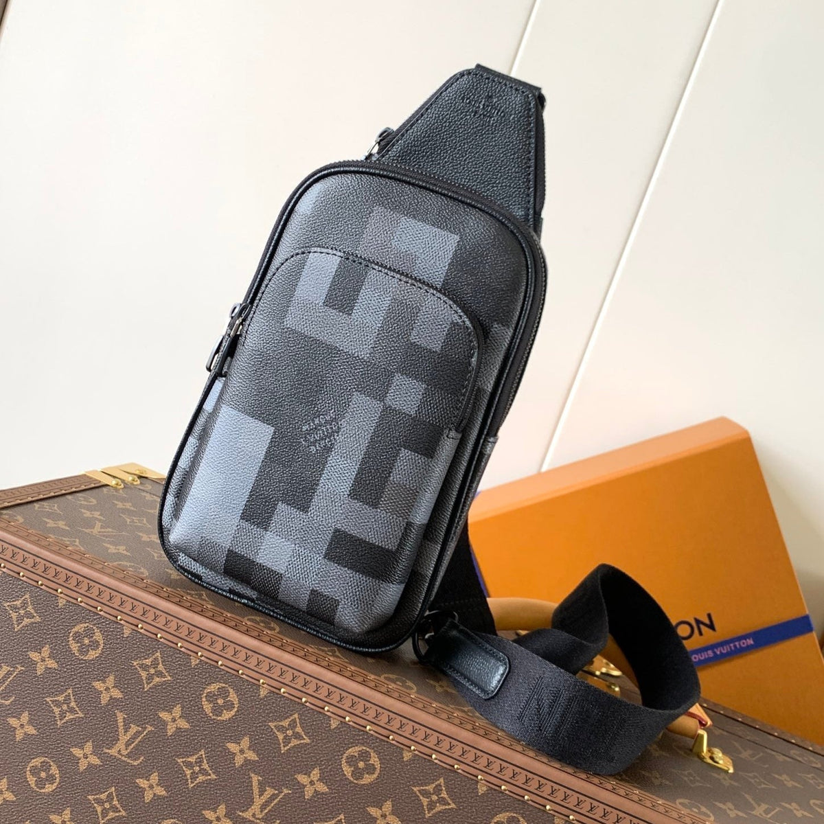 LV AVENUE 31 IN BLACK CANVAS CALFSKIN
