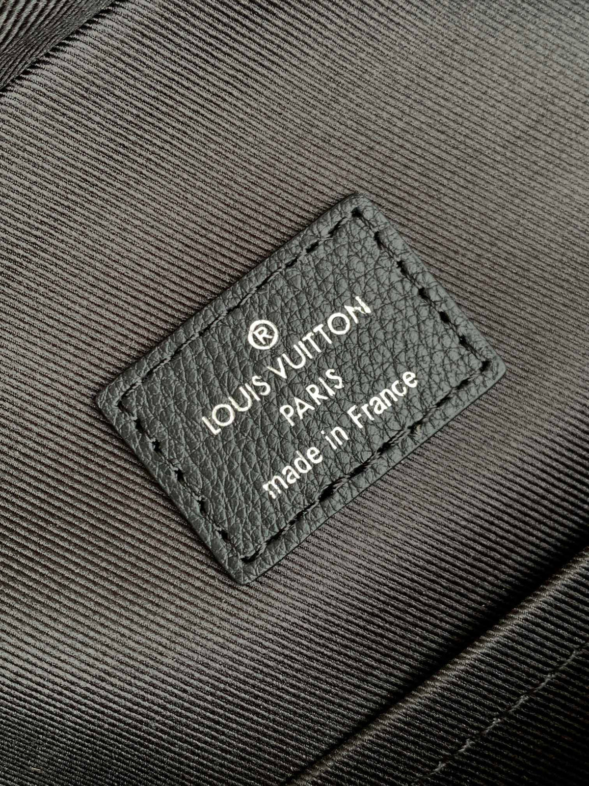 LV AVENUE 31 IN BLACK CANVAS CALFSKIN