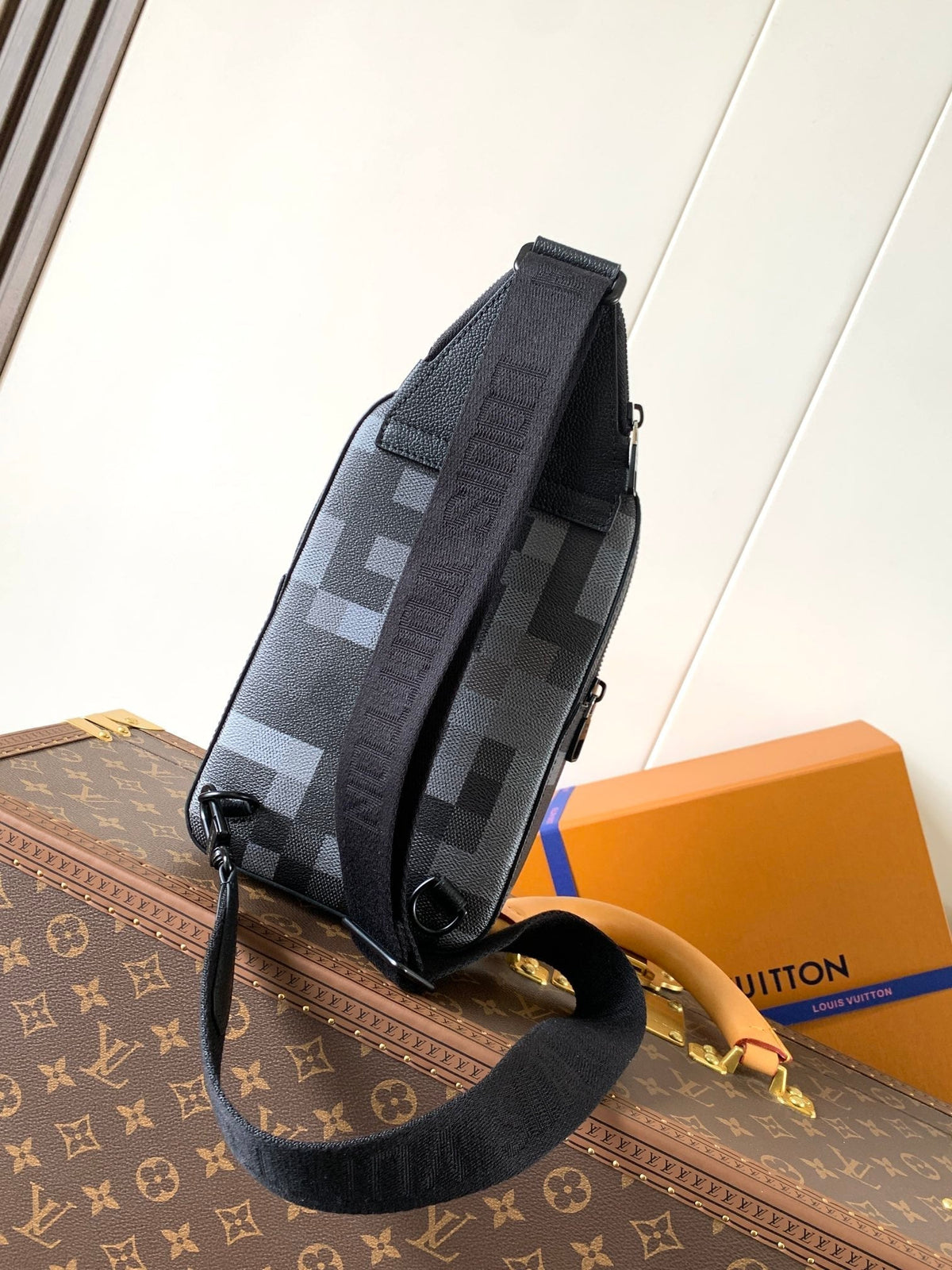 LV AVENUE 31 IN BLACK CANVAS CALFSKIN