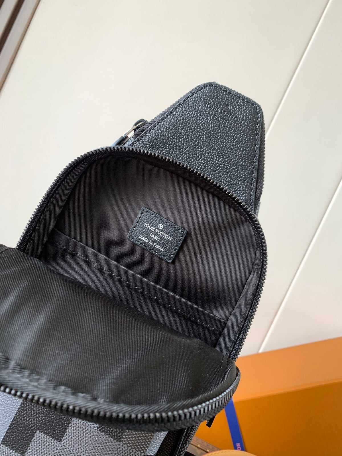 LV AVENUE 31 IN BLACK CANVAS CALFSKIN
