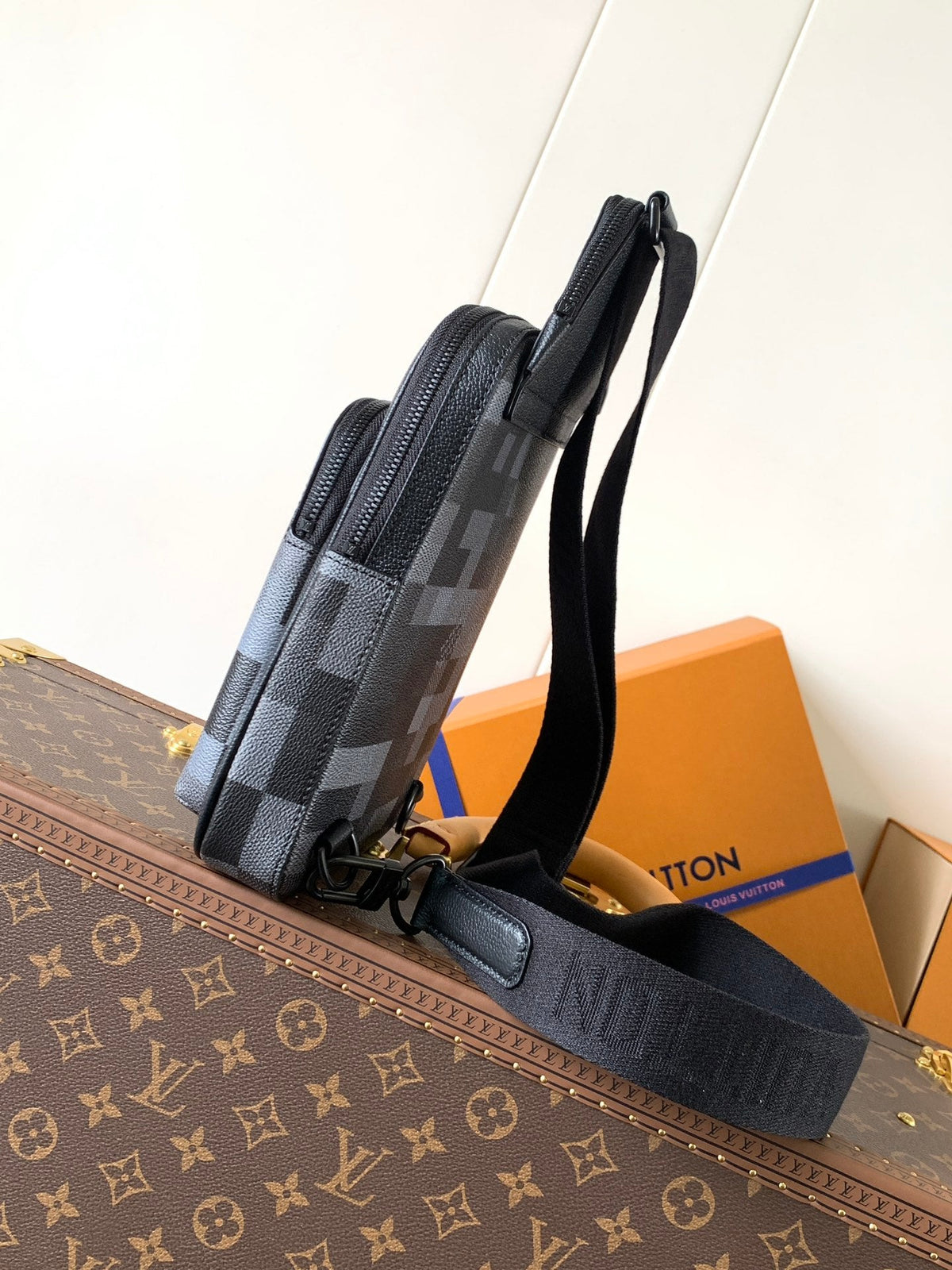 LV AVENUE 31 IN BLACK CANVAS CALFSKIN