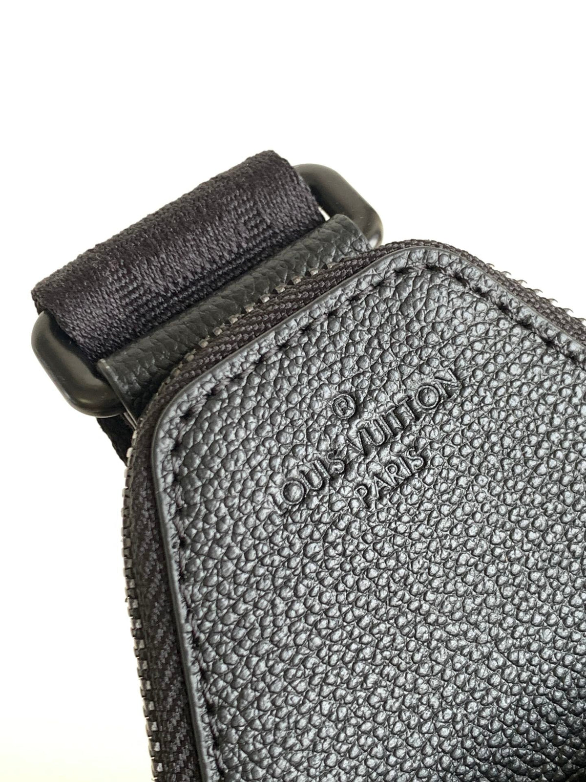 LV AVENUE 31 IN BLACK CANVAS CALFSKIN