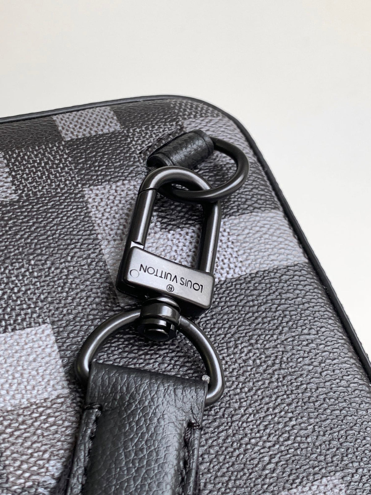 LV AVENUE 31 IN BLACK CANVAS CALFSKIN