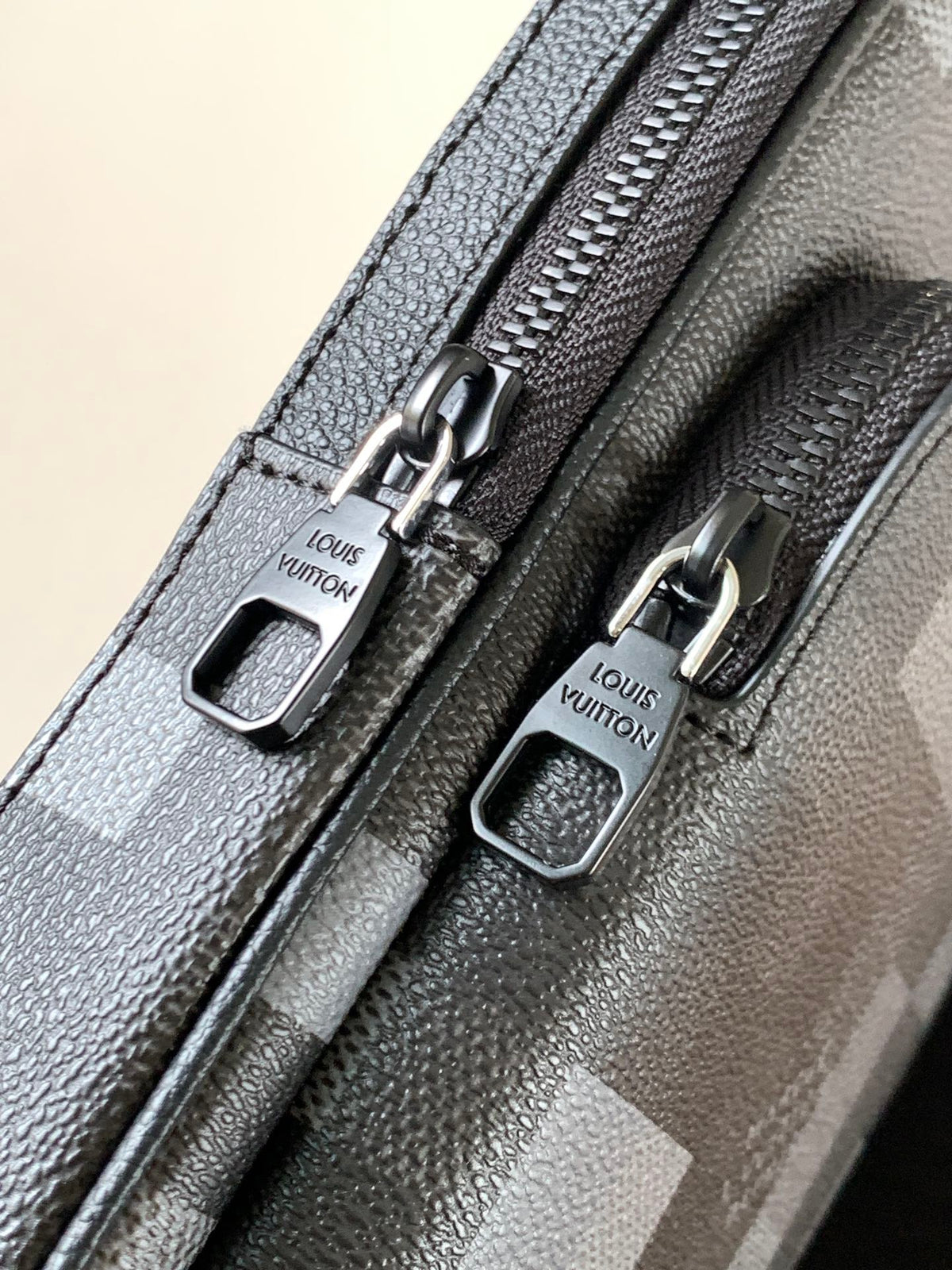LV AVENUE 31 IN BLACK CANVAS CALFSKIN